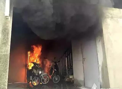 电动自行车楼道充电引发火灾