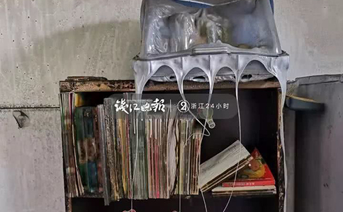 门口处的一个塑料盒子，拉出了长长的丝