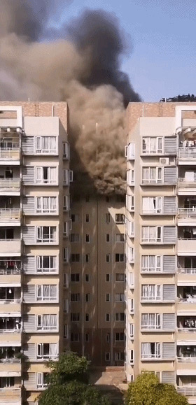 东莞凤岗小区一住户在家给电瓶车充电发生爆炸，导致突然起火，现场浓烟滚滚