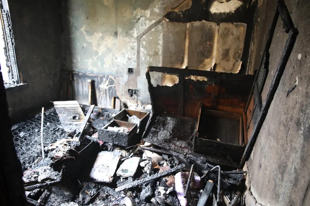 电瓶车充电火灾，现场一片狼藉