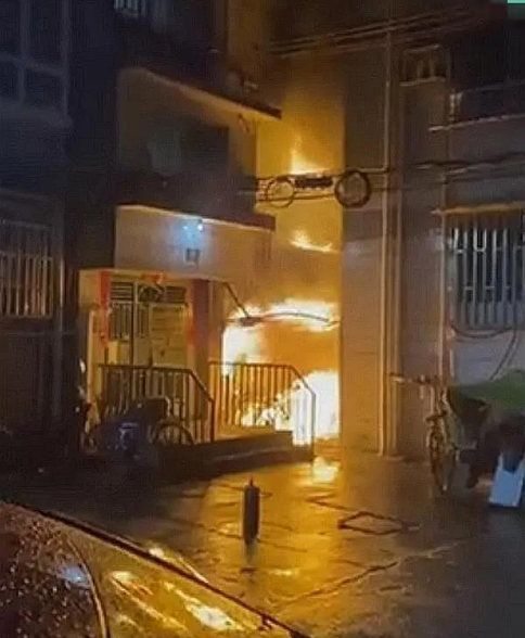 凌晨时分，小区火光冲天，又是因为电瓶车违规充电