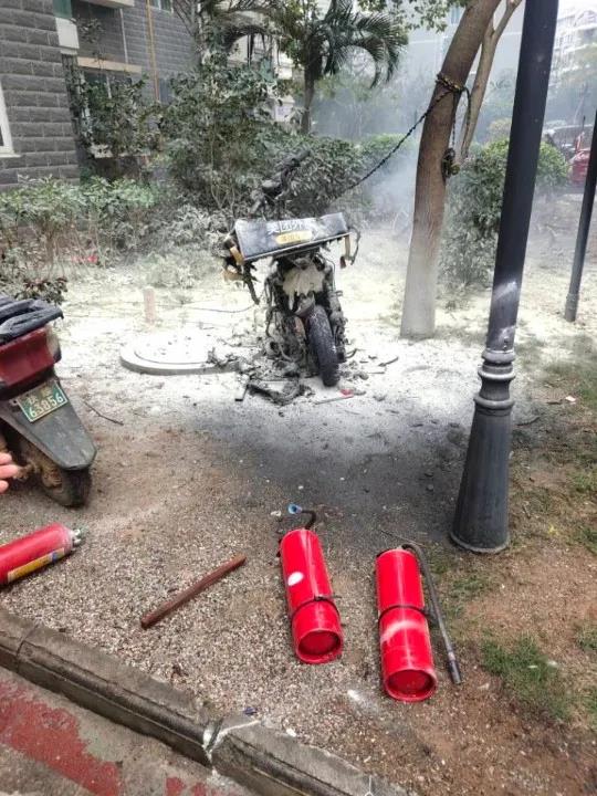 电瓶车充电起火时，就在天然气管道旁边